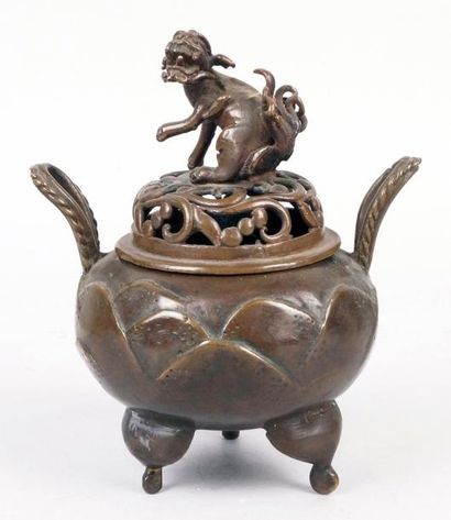 JAPON, vers 1900 BRÛLE-PARFUM en bronze à patine brune, prise en chien. H.: 14,5...