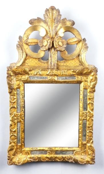 null MIROIR À FRONTON et parecloses en bois sculpté et doré d'époque XVIIIe siècle...