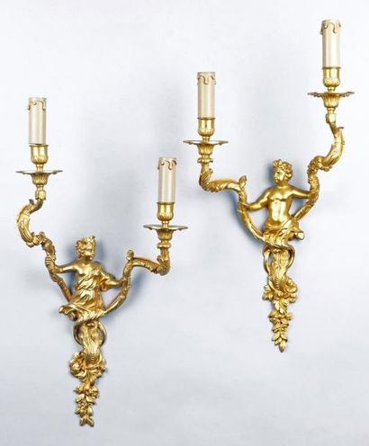 null PAIRE d'appliques à deux lumières en bronze doré de style Louis XV. H: 41 c...