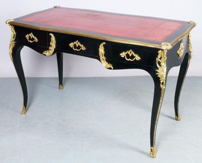 null BUREAU PLAT DE DAME en bois noirci de style Louis XV ouvrant à trois tiroirs,...