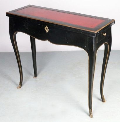 null BUREAU DE CHANGEUR de style Louis XV en bois noirci ouvrant à un tiroir latéral,...