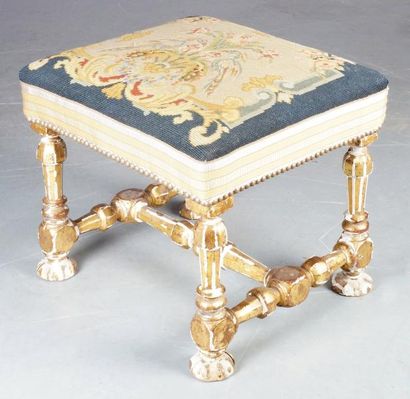 null TABOURET en bois tourné et doré d'époque Louis XIV, pieds balustres à pans à...