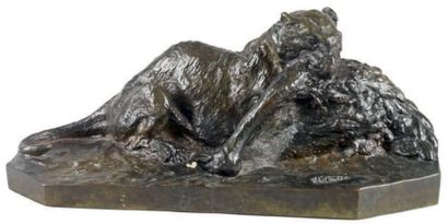 Christophe FRATIN - 1801-1864 LION DÉVORANT UNE AUTRUCHE Épreuve en bronze à patine...