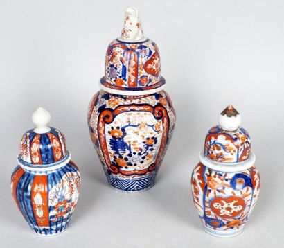 JAPON, IMARI, fin du XIXe siècle POTICHE ovoïde et DEUX POTICHES côtelées en porcelaine...