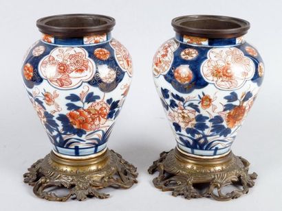 Bayeux, XIXe siècle PAIRE DE VASES ovoïdes en porcelaine à décor Imari polychrome...