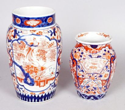 JAPON, Imari, XIXe siècle DEUX VASES et CACHE-POT ovoïdes en porcelaine à décor en...
