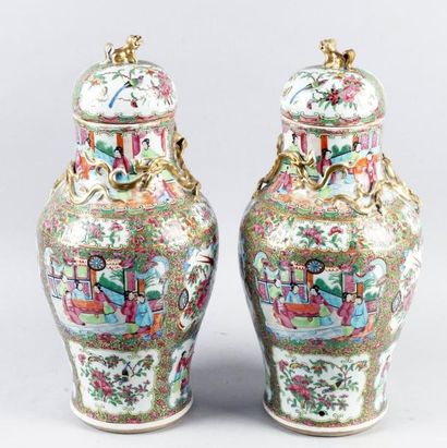 CHINE, canton, fin du XIXe siècle PAIRE DE POTICHES COUVERTES en porcelaine polychrome...