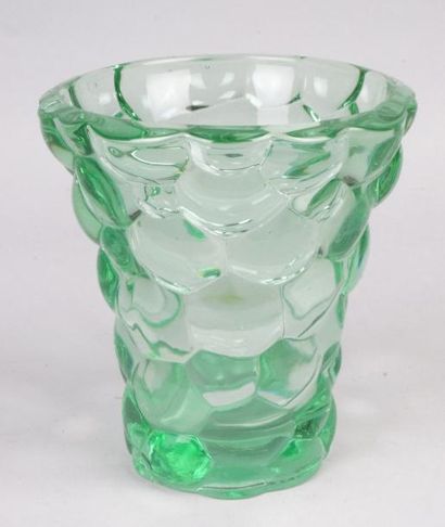 Pierre D'AVESN (1901-1990) VASE en verre moulé teinté vert à motif d'écailles. Signé...