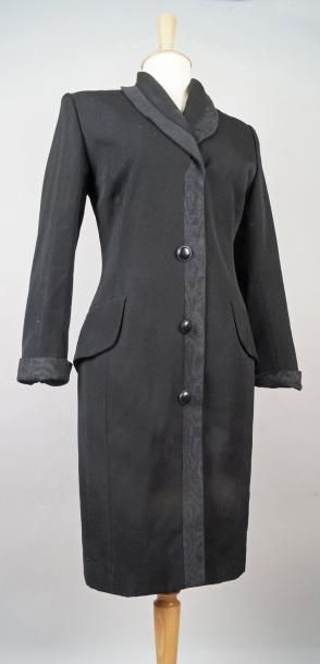 Nina RICCI ROBE MANTEAU en drap de laine noire à parement côtelé. Taille: 38