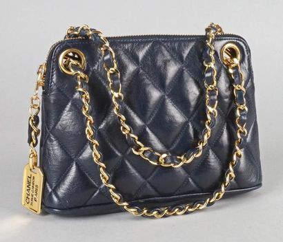 CHANEL PETIT SAC DU SOIR en cuir matelassé bleu à deux anses et fermeture zip, intérieur...