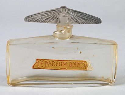 RENÉ LALIQUE (1860-1945) POUR D'ORSAY FLACON en verre blanc «Le parfum d'antan»,...