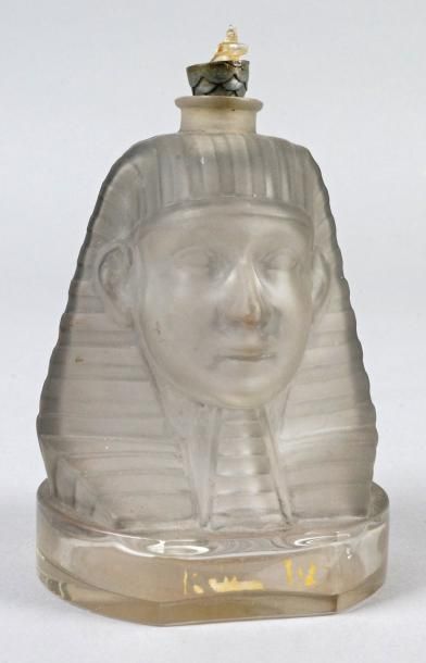 Julien VIARD pour BACCARAT FLACON DE PARFUM «Ramsès IV» (1919) en cristal satiné...