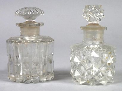 null DEUX FLACONS DE PARFUM en cristal d'époque Restauration. H.: 10 et 9,5 cm