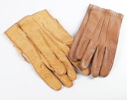 null 1 - PAIRE DE GANTS DE DAME en autruche et chevreau marron. 2 - PAIRE DE GANTS...