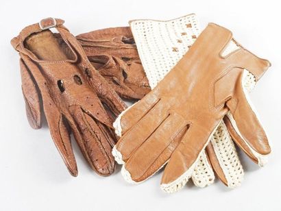 null DEUX PAIRES DE GANTS DE CONDUITE DE DAME, l'une en pekari marron, l'autre en...