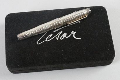 César (1921-1998) STYLO PLUME en étain argenté, plume acier bicolore. Signé et numéroté...