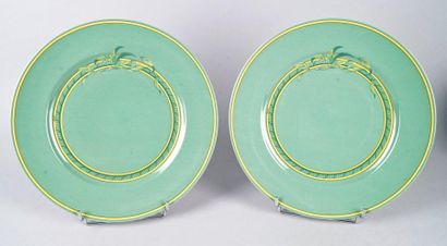 HERMES Paris PAIRE D'ASSIETTES DE PRÉSENTATION en porcelaine de Limoges. Modèle «Toucans»....