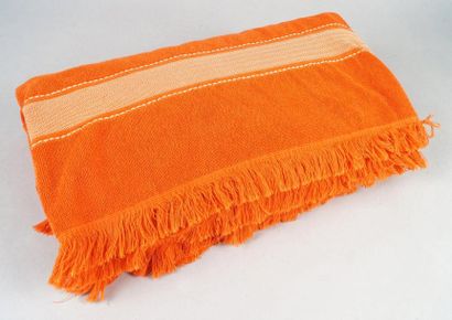 HERMES Paris DRAP DE PLAGE DEUX PLACES en coton éponge orange. H.: 173 cm - L.: 165...