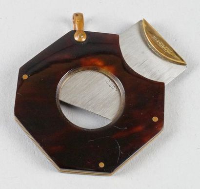 HERMES COUPE-CIGARE octogonal en écaille, plaqué or et acier. H.: 3,5 cm - L.: 3,5...