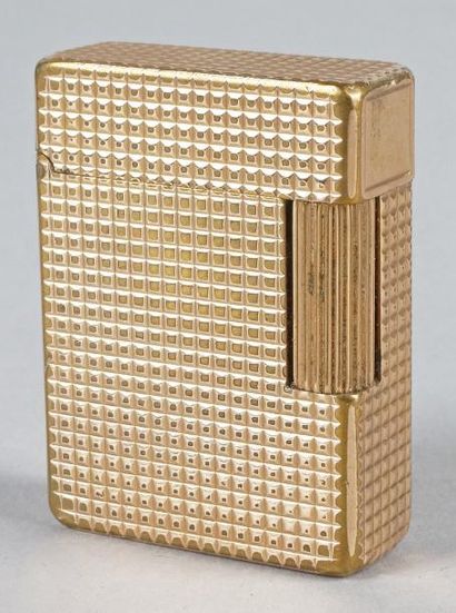 ST DUPONT Paris BRIQUET en plaqué or guilloché. Numéroté 7839L. H.: 4,6 cm - L.:...