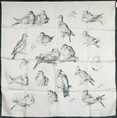 HERMES Paris CARRÉ en soie imprimée à décor de pigeons signé Xavier de PORET à fond...