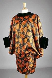 PIERRE CARDIN Haute-Couture TUNIQUE et JUPE en lurex de soie gaufrée noire et orange,...