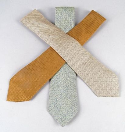 HERMES Paris CRAVATE en damas de soie marron à décor de monogrammes, cravate en façonné...