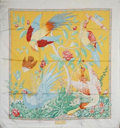 Salvatore FERRAGAMO CARRÉ en soie imprimée titré «omaggio ai raineri» à décor d'oiseaux...
