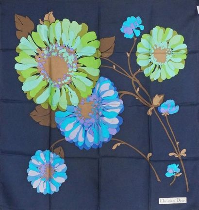 CHRISTIAN DIOR CARRÉ en soie imprimée à décor de fleurs sur fond bleu nuit