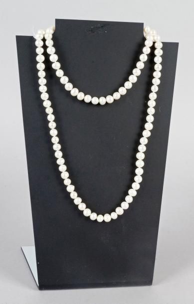 null SAUTOIR CHOKER en perles de culture semi-baroques. L.: 90 cm D.: 8,5 mm
