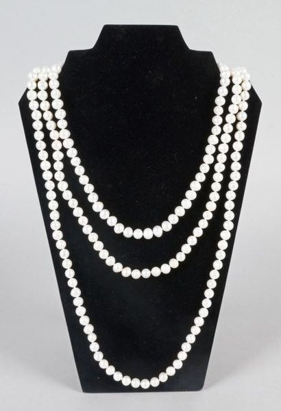 null GRAND SAUTOIR CHOKER en perles de culture semi-baroques. L.: 200 cm D.: 8,5...