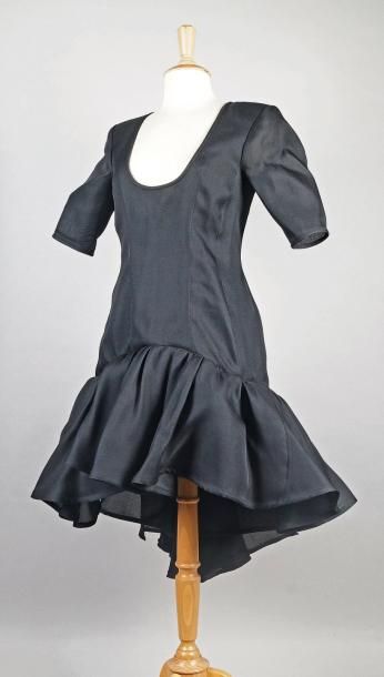 Yves Saint-Laurent Rive Gauche ROBE DE COCKTAIL à volants en gazar noir. Taille:...