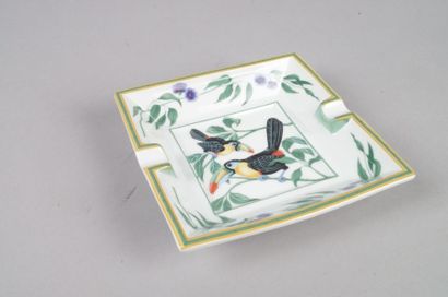 HERMES Paris CENDRIER en porcelaine à décor de toucans doublé au revers de daim vert....