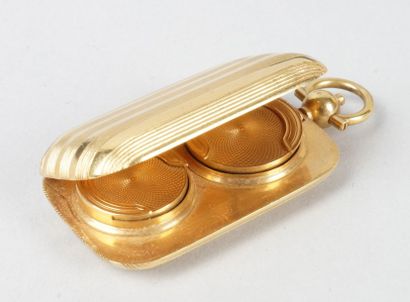 null CARTIER PARIS PORTE-LOUIS en or jaune guilloché. H. avec la bélière: 6,5 cm...