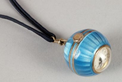 null MONTRE en forme de sphère vers 1900 en émail guilloché bleu, monture en métal...