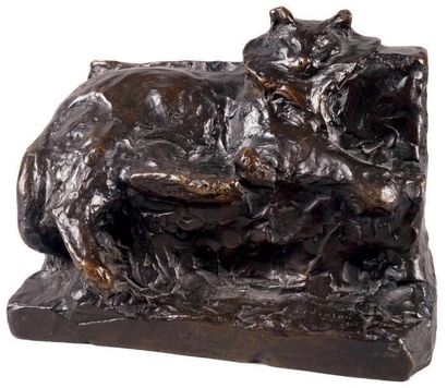 Théophile-Alexandre STEINLEN - 1859-1923 CHAT DORMANT SUR UN CANAPE 
Groupe en bronze...