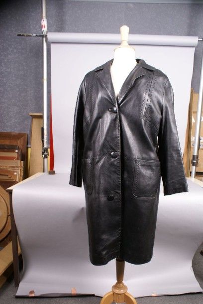 null Création ELPÉ. Imperméable de Luxe-Paris. Manteau en agneau noir en piqué-sellier,...