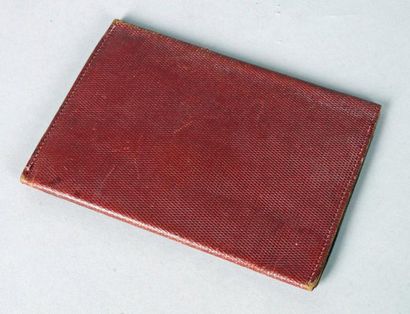 HERMES Paris PORTEFEUILLE en cuir losangé rouge. (Usures). 14,8 x 10,5 cm