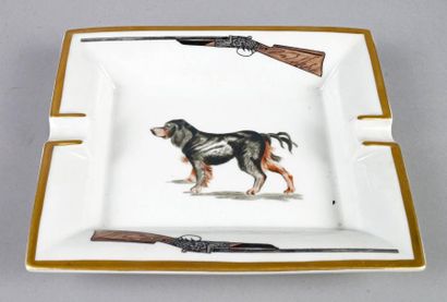 HERMES Paris CENDRIER en porcelaine à décor de chien polychrome et doré «Water spaniel»,...