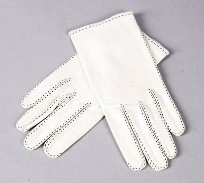 CHRISTIAN DIOR PAIRE DE GANTS de DAME en pékari blanc piqûre sellier. Taille 6 ½...