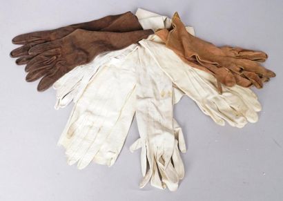 null PAIRE DE GANTS LONGS en chevreau et cinq paires de gants en daim blanc ou marron....