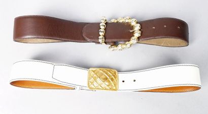 null 1 - Guy LAROCHE CEINTURE en cuir de vachette marron et métal doré. L.: 82 cm...