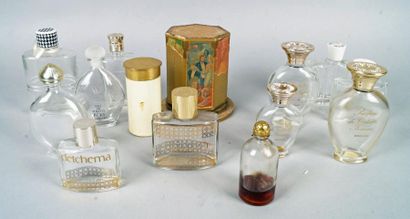 null LOT DE DOUZE FLACONS DE PARFUM VIDES comprenant: - un flacon DIOR - un flacon...