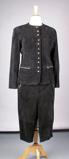 TORRENT ENSEMBLE en daim noir comprenant veste (taille 38) et pantalon court (taille...