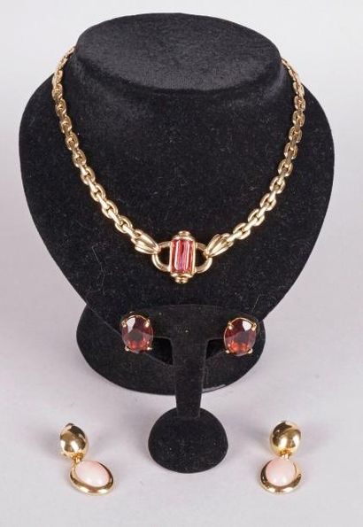 null COLLIER en métal doré avec pendentif orné d'une pierre rouge de marque ULTIMA...