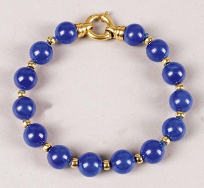 null BRACELET formé d'une ligne de perles choker en lapis-lazulis alternées de perles...