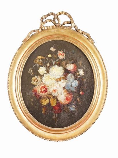 ECOLE LYONNAISE du XIXe siècle BOUQUET DE ROSES Huile sur toile dans un format ovale....
