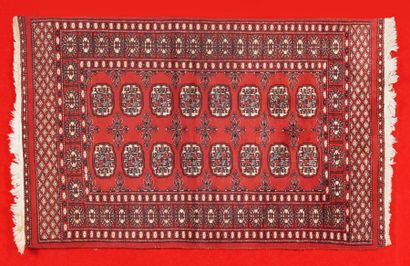 null TAPIS décor BOUKHARA sur fond rouge à décor de gühls 152 x 97 cm