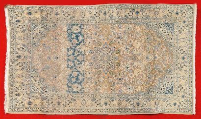 null FIN TAPIS NAÏM-CHICHLA (IRAN) en laine kork et soie sur fond tabac abrash et...