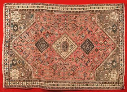 null TAPIS CHIRAZ QUASGAÏ (Iran vers 1980) à fond vieux rose à trois médaillons géométriques...